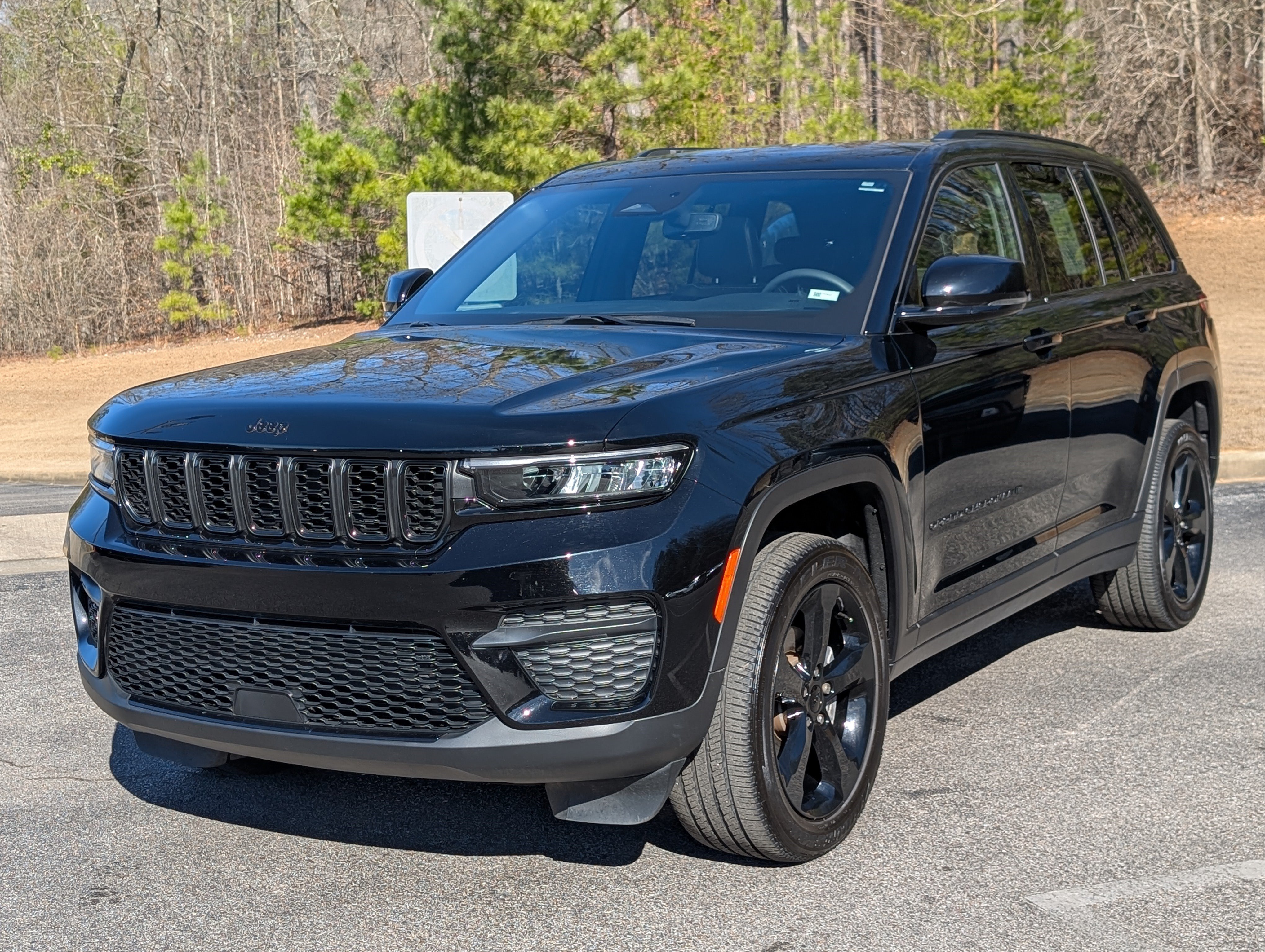 Used 2023 Jeep Grand Cherokee Altitude RWD image 5