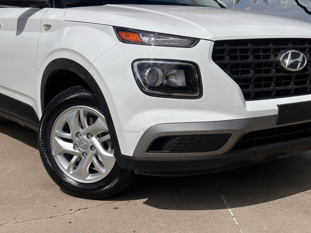 Certified 2025 Hyundai Venue SE image 4