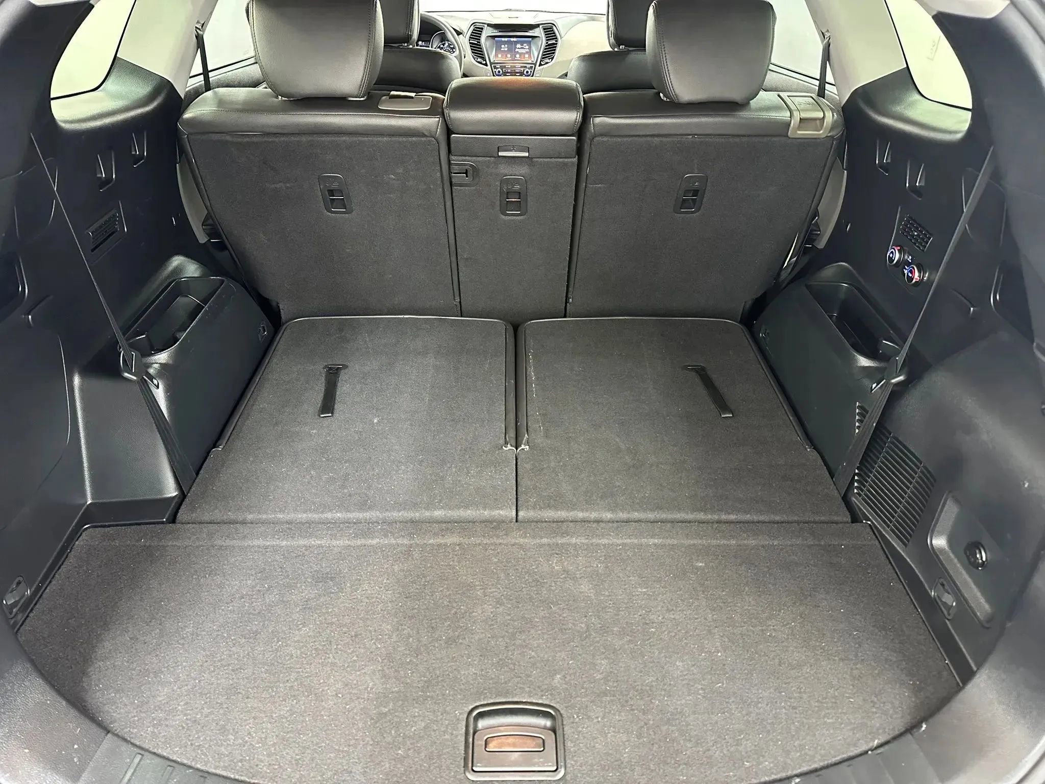 Used 2017 Hyundai Santa Fe SE AWD/4WD image 28