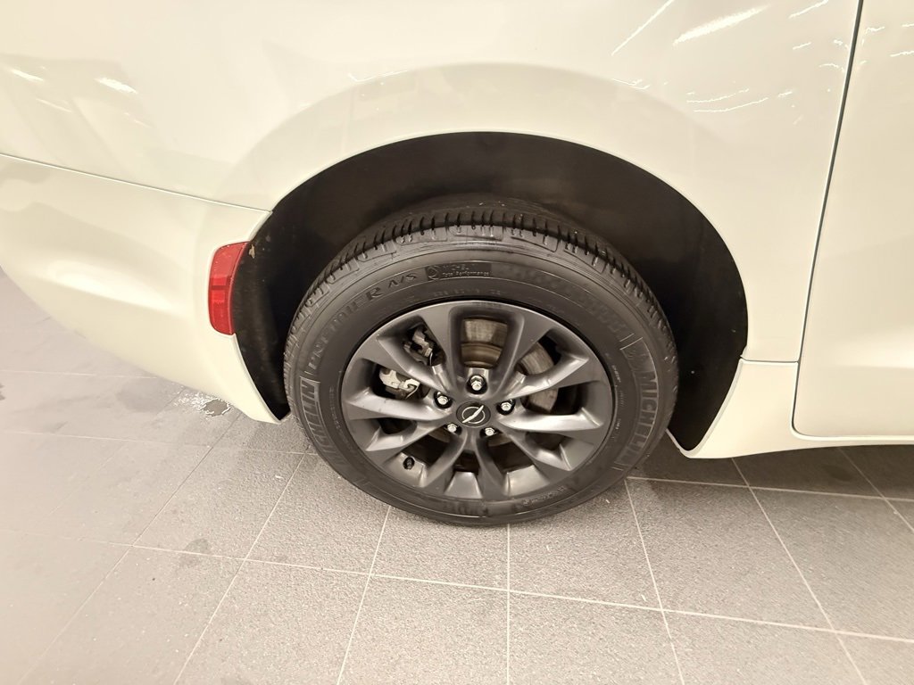 Used 2021 Chrysler Pacifica Touring-L w/ Uconnect Theater Family Group image 49