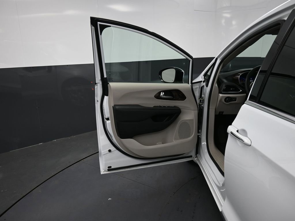 Used 2023 Chrysler Pacifica Limited FWD image 27