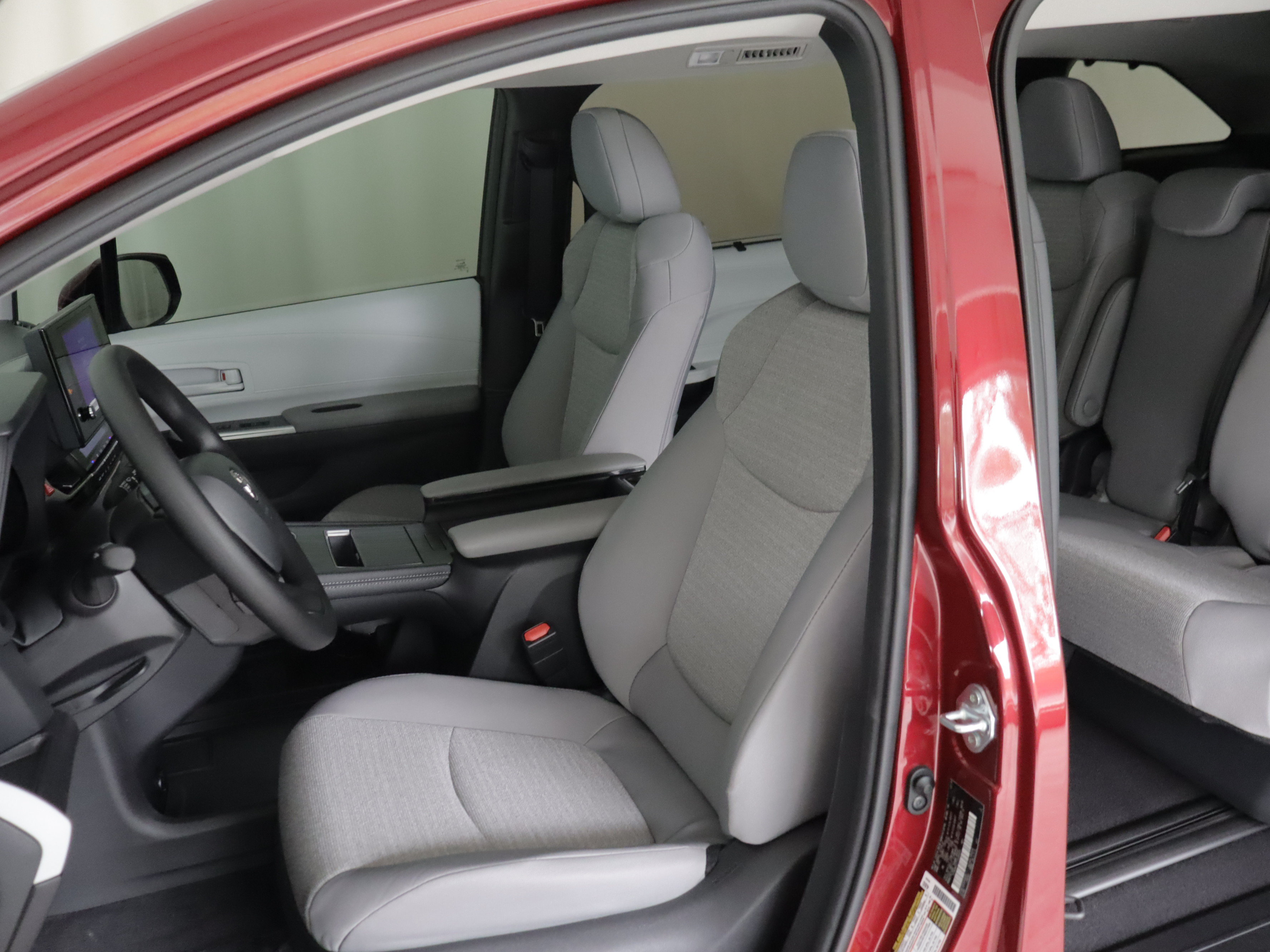 Used 2026 Toyota Sienna LE FWD image 7