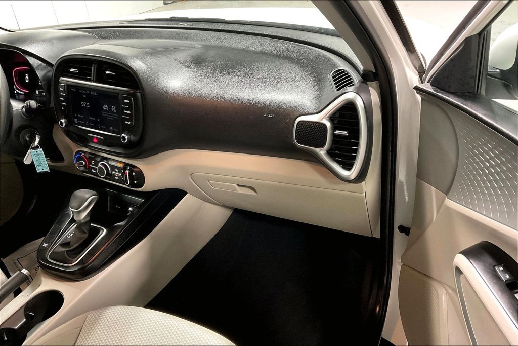 Used 2025 Kia Soul LX w/ LX Technology Package FWD image 19