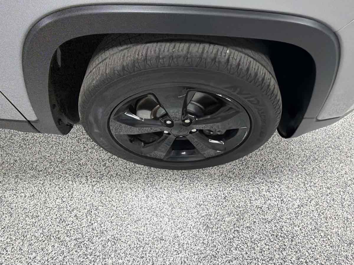 Used 2017 Jeep Cherokee Altitude image 29