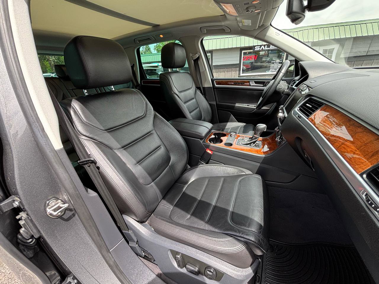 Used 2013 Volkswagen Touareg TDI AWD/4WD image 9