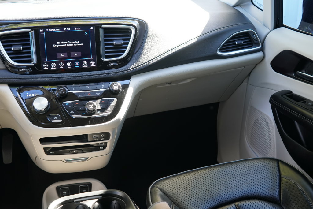 Used 2020 Chrysler Pacifica Limited FWD image 24