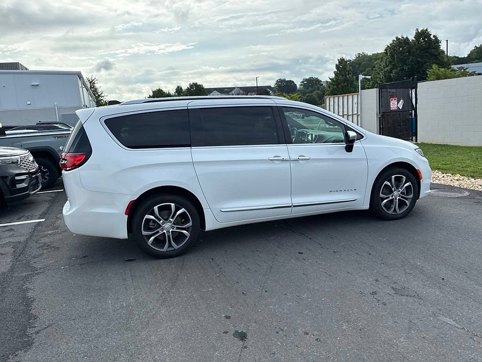 Used 2026 Chrysler Pacifica Pinnacle AWD/4WD image 14