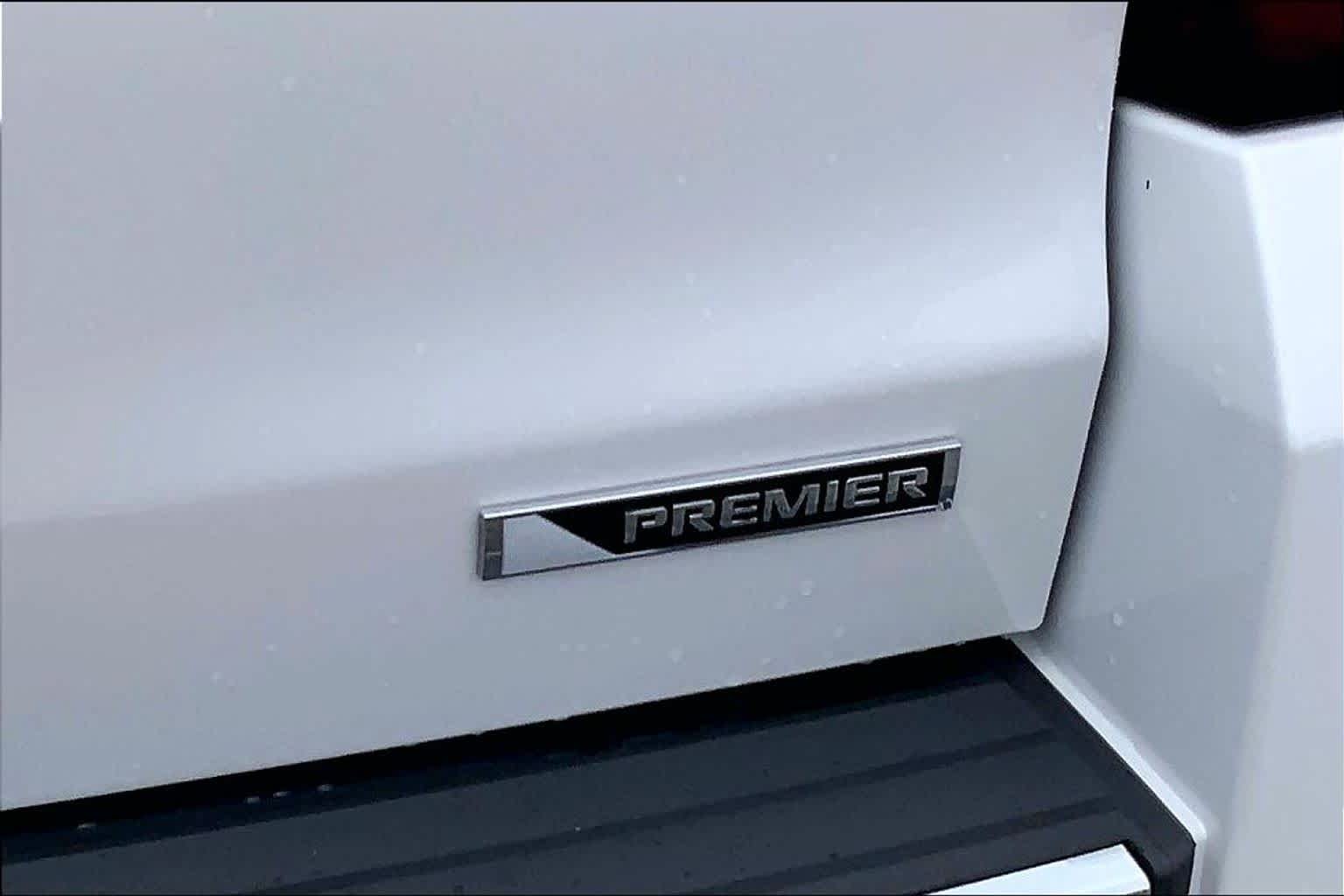 Used 2017 Chevrolet Suburban Premier RWD image 10