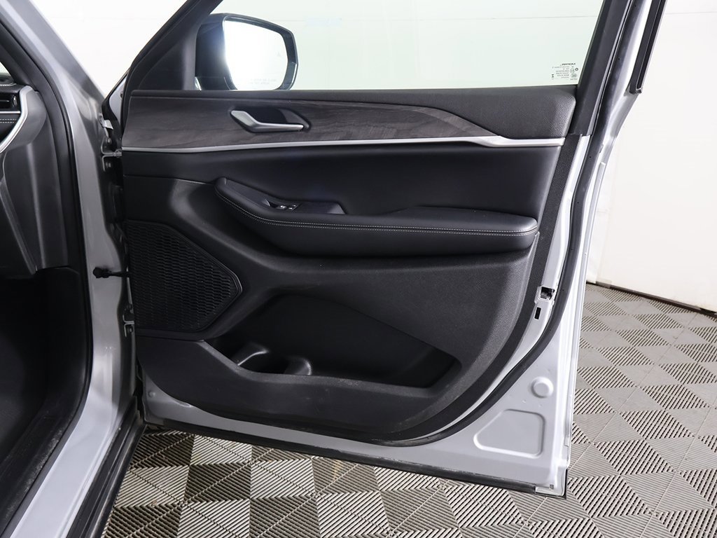 Used 2024 Jeep Grand Cherokee L Limited w/ Luxury Tech Group II image 29