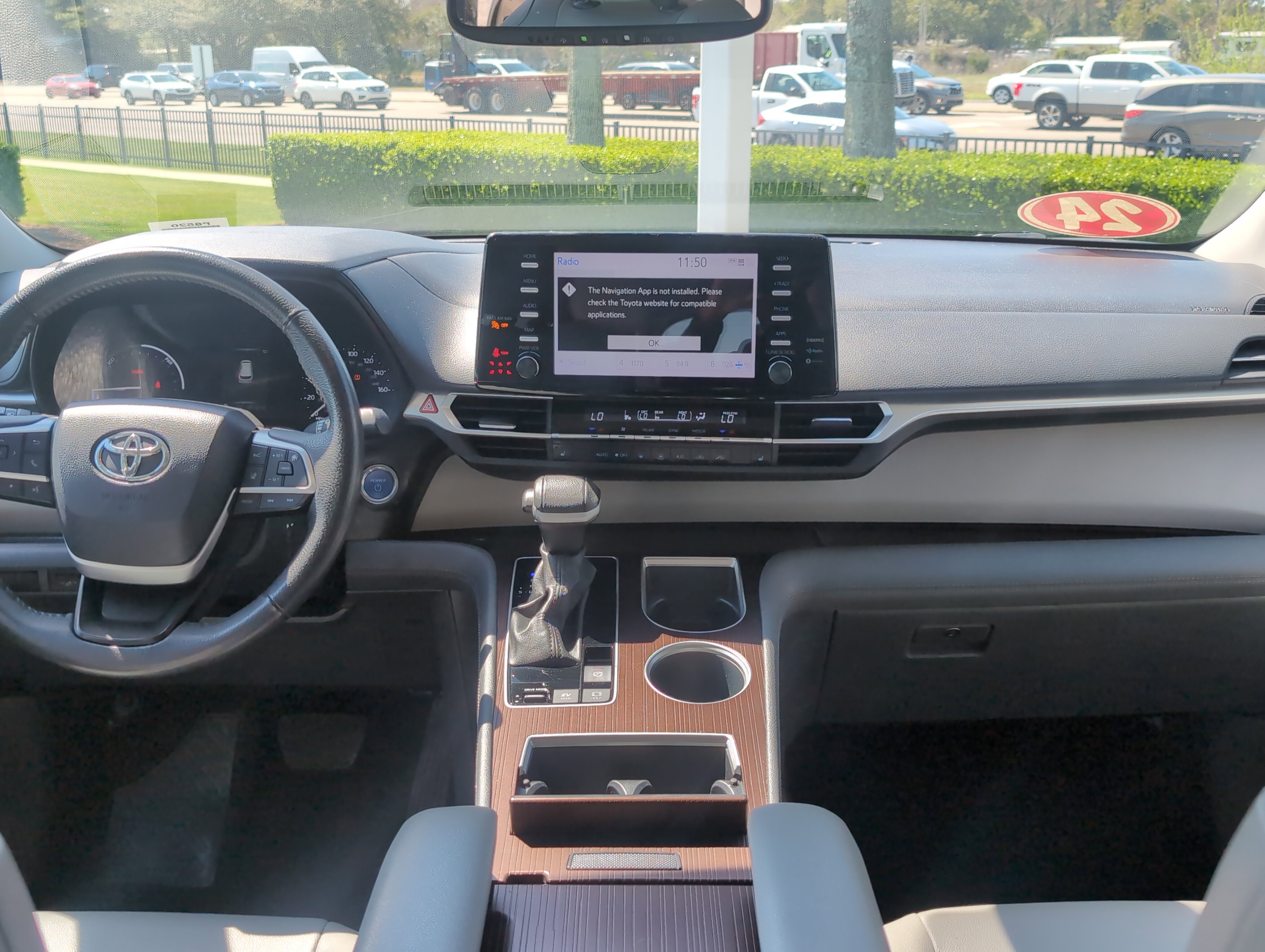 Certified 2024 Toyota Sienna XLE FWD image 28