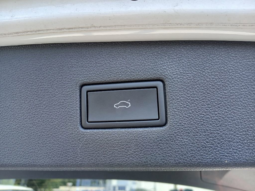 Used 2024 Volkswagen Tiguan SE image 11