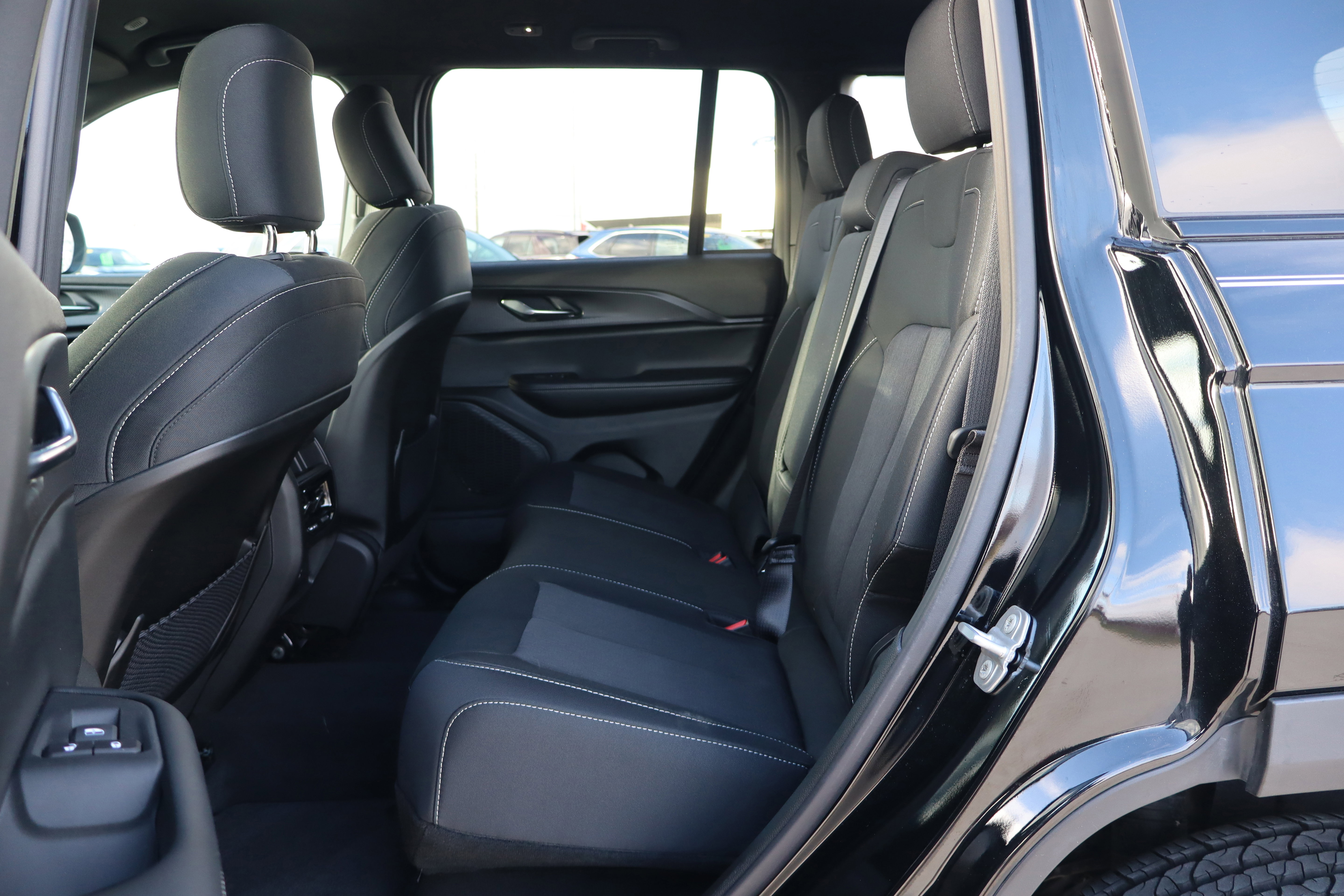 Used 2025 Jeep Grand Cherokee Laredo image 11