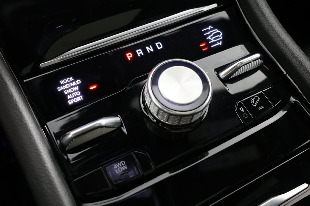 Used 2023 Jeep Grand Cherokee Overland w/ Luxury Tech Group IV AWD/4WD image 6