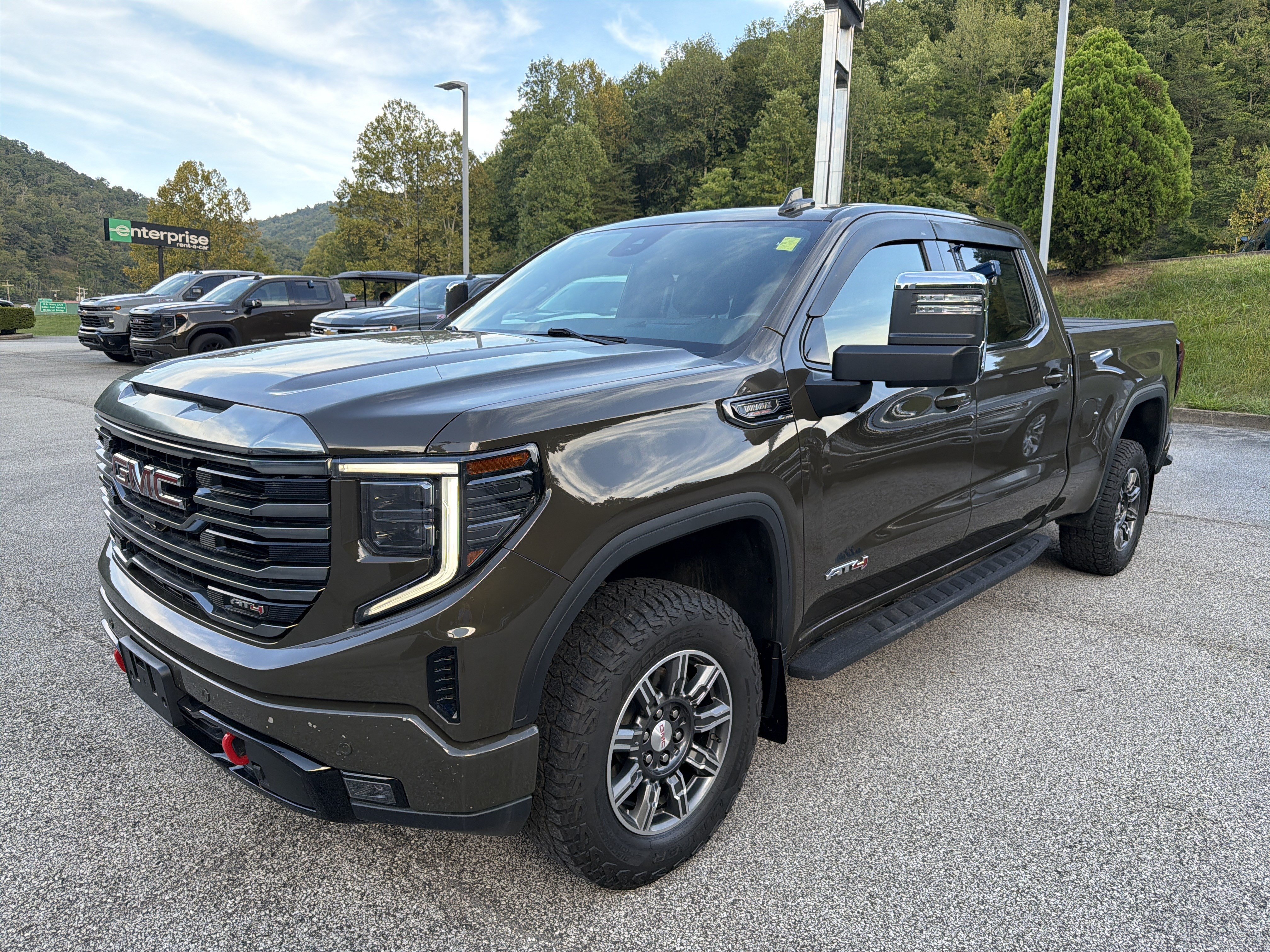 Used 2024 GMC Sierra 1500 AT4 w/ Technology Package AWD/4WD image 4