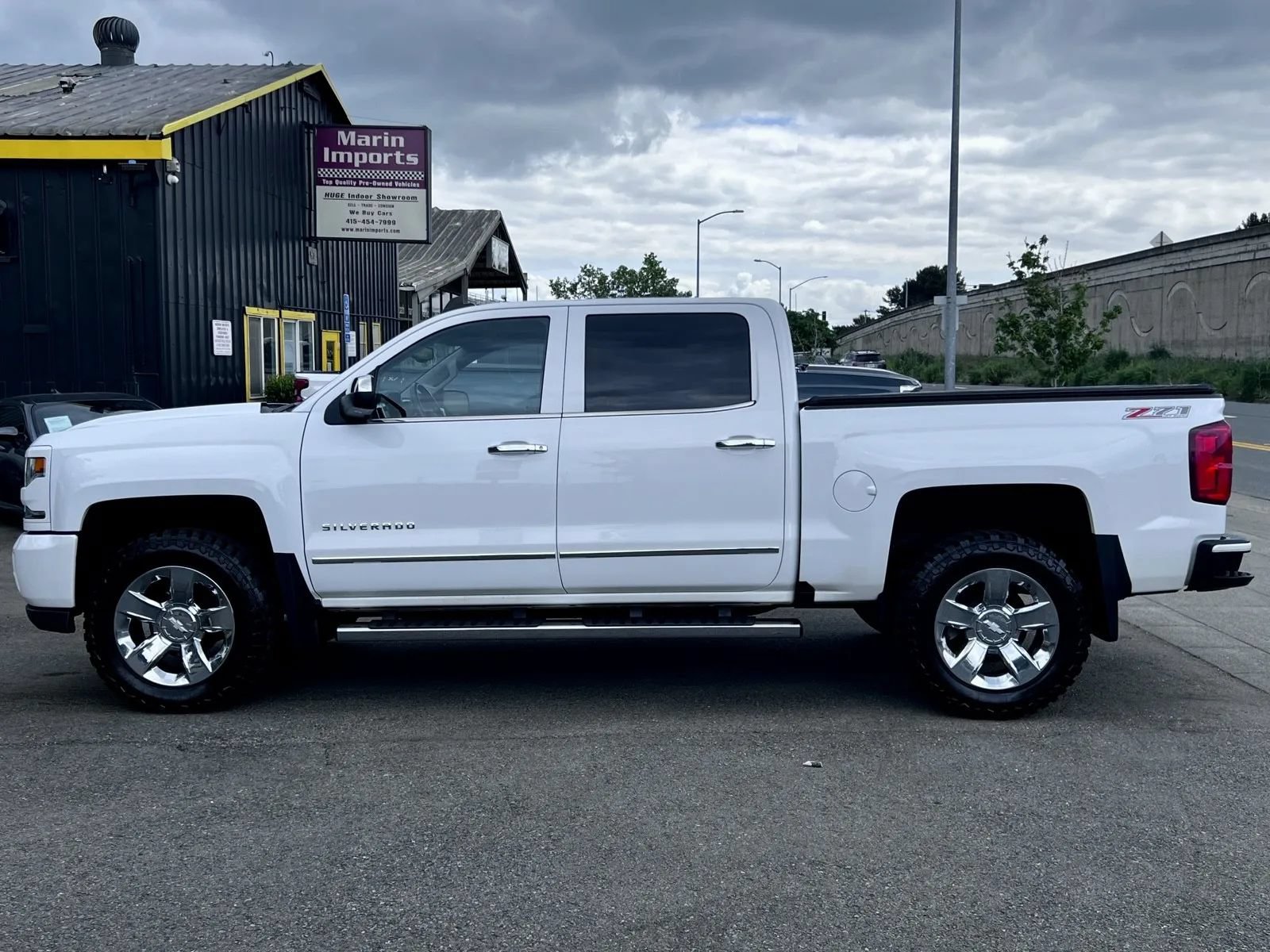 Used 2017 Chevrolet Silverado 1500 LTZ Z71 w/ LTZ Plus Package AWD/4WD image 9