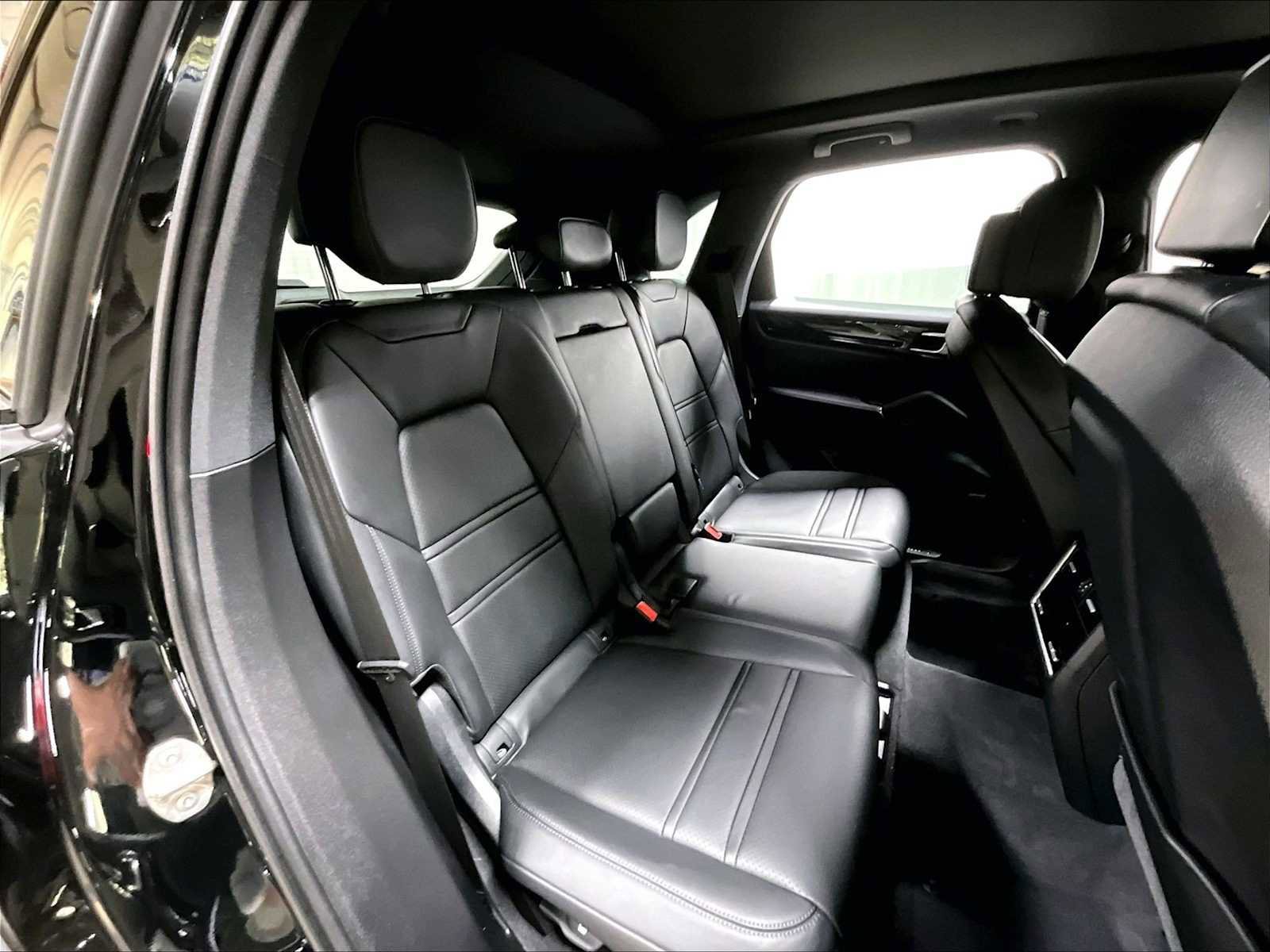 Used 2022 Porsche Cayenne image 32