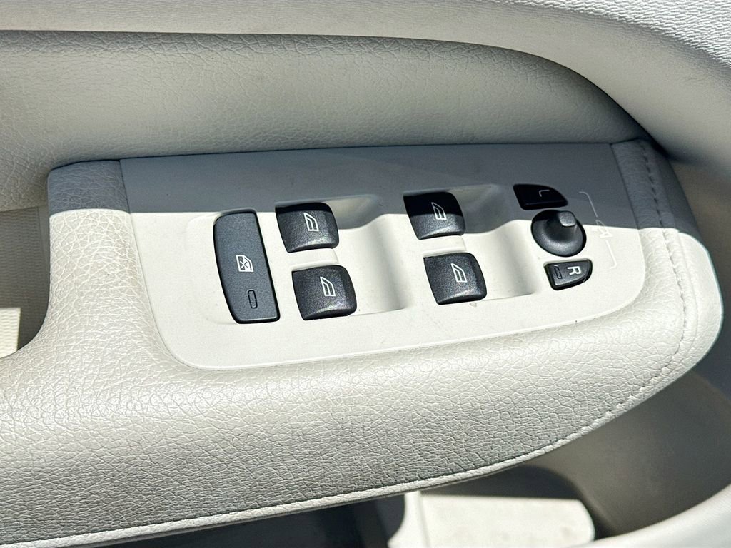 Used 2022 Volvo XC60 B5 Momentum w/ Climate Package image 18