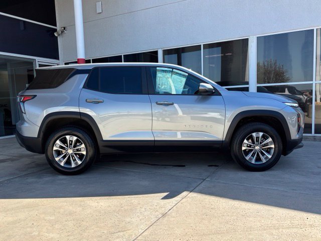 Used 2025 Chevrolet Equinox LT FWD image 2