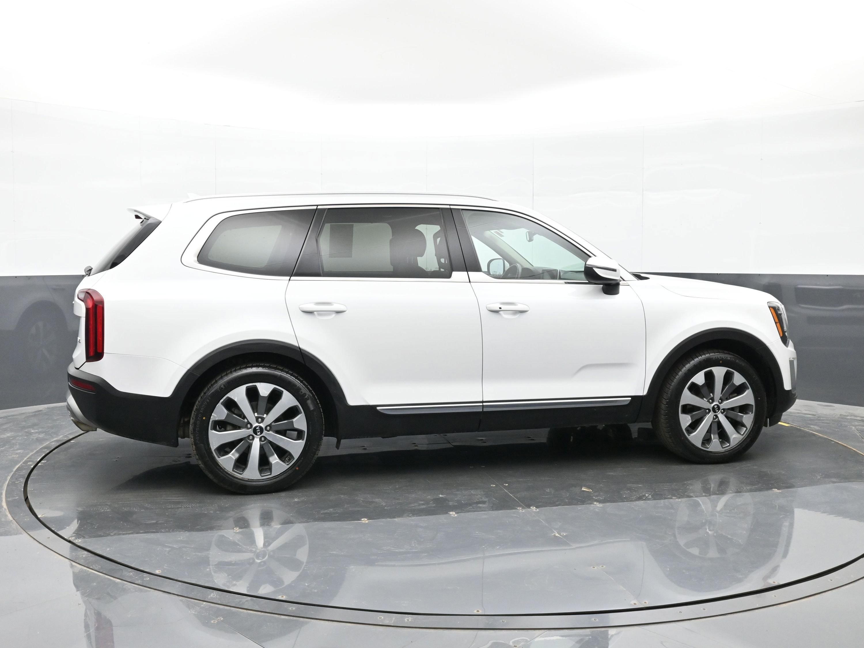 Used 2020 Kia Telluride EX w/ EX Premium Package AWD/4WD image 5