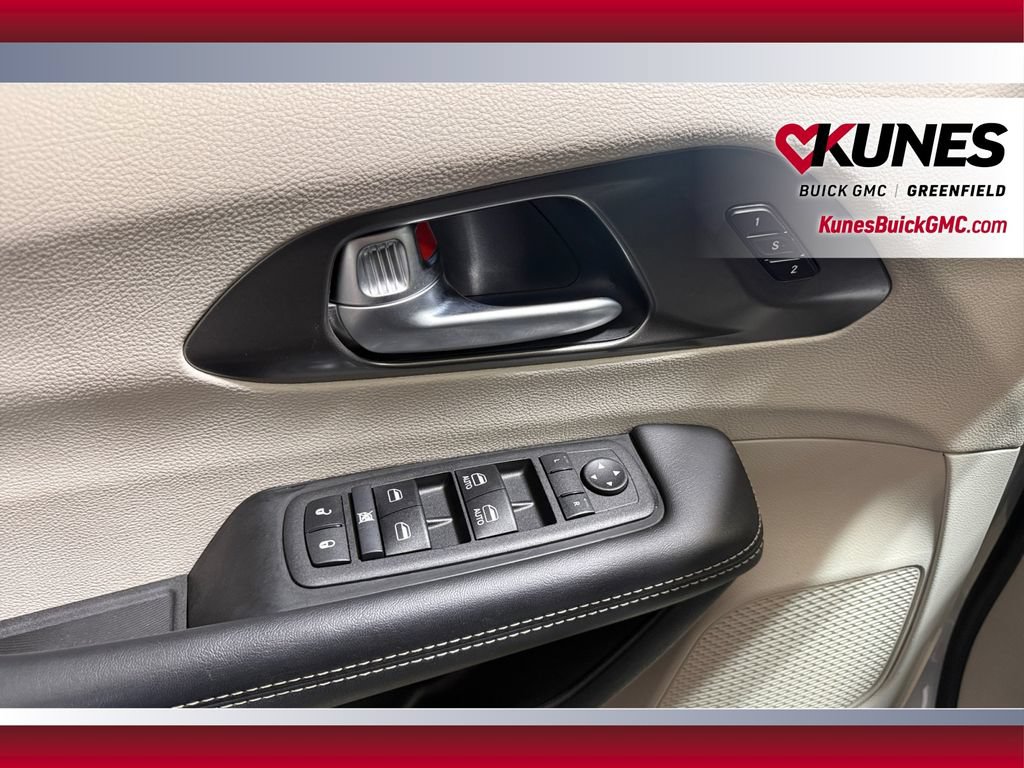 Used 2024 Chrysler Pacifica Touring-L FWD image 20