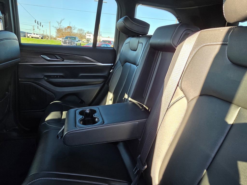 Used 2024 Jeep Grand Cherokee Limited w/ Black Appearance Package image 31