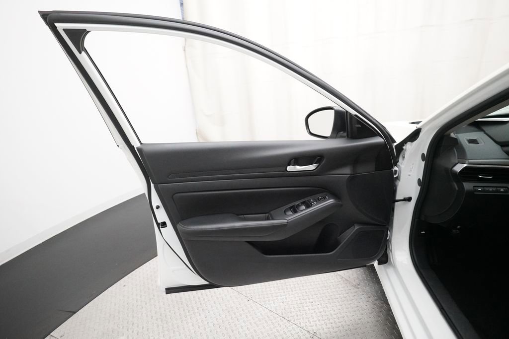 Used 2025 Nissan Altima 2.5 SV FWD image 27