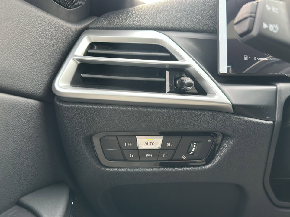 New 2026 BMW 330i Sedan w/ M Sport Package image 27