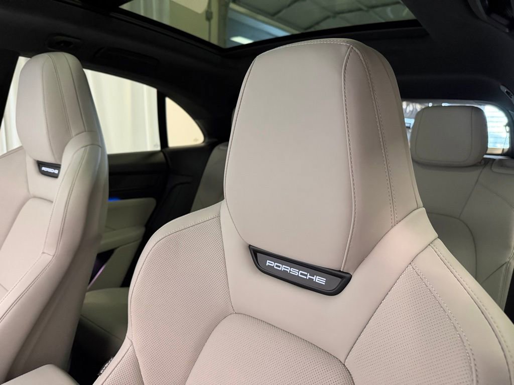 Certified 2025 Porsche Macan Turbo Electric image 6