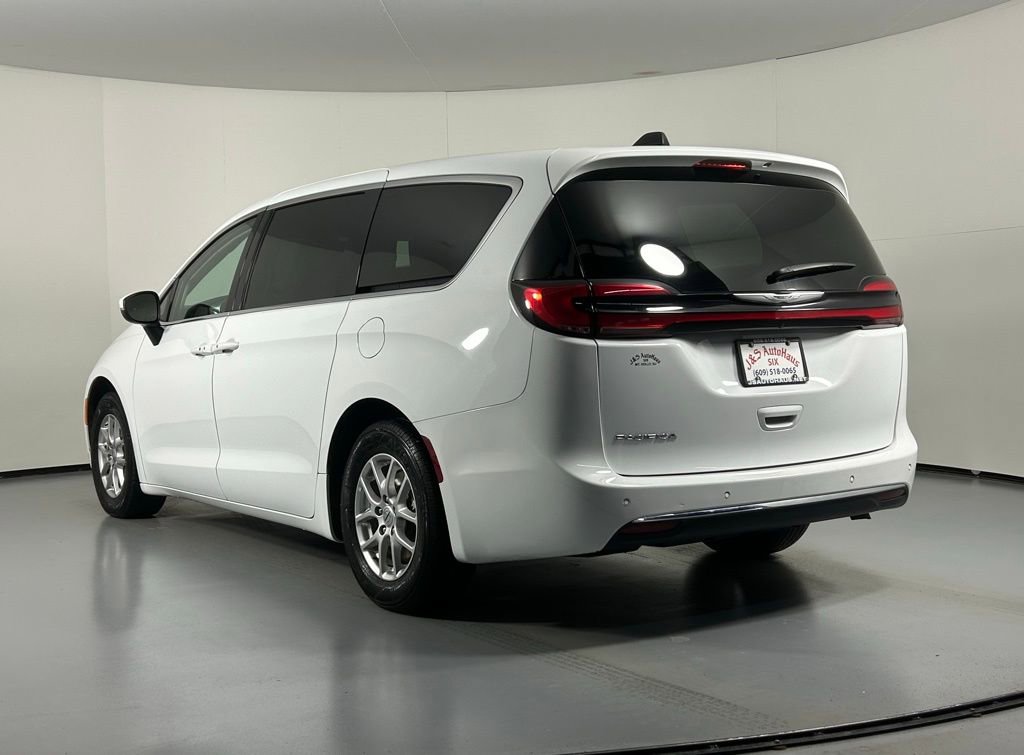 Used 2023 Chrysler Pacifica Touring-L image 5