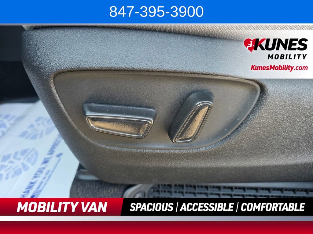 Used 2026 Toyota Sienna LE FWD image 17