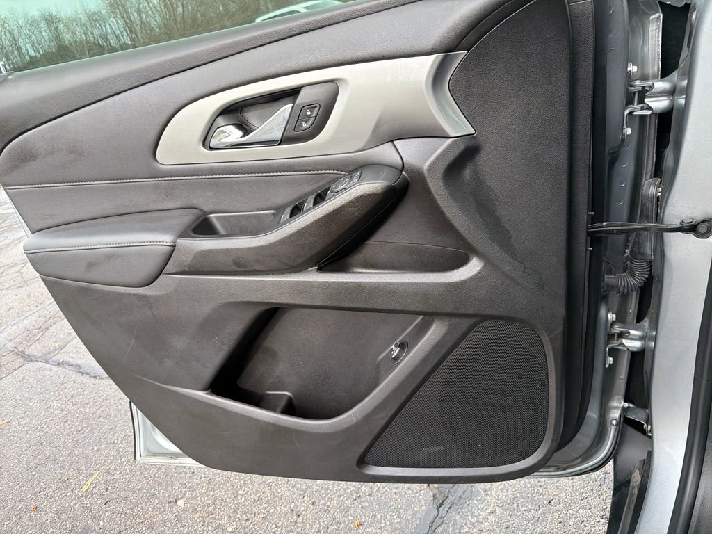 Used 2023 Chevrolet Traverse LT image 17