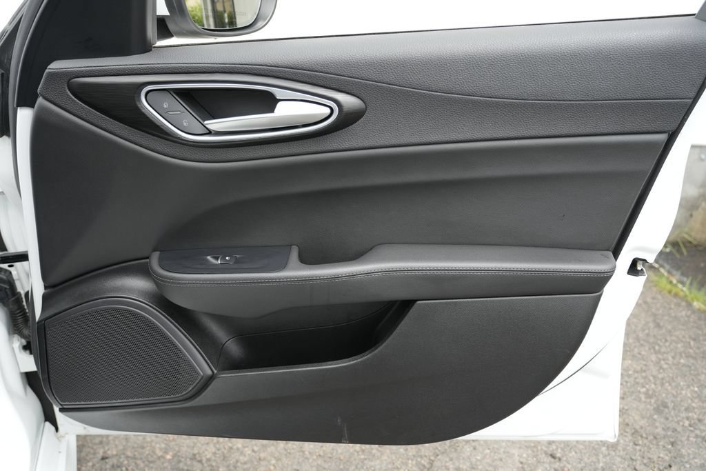 Used 2017 Alfa Romeo Giulia AWD image 33