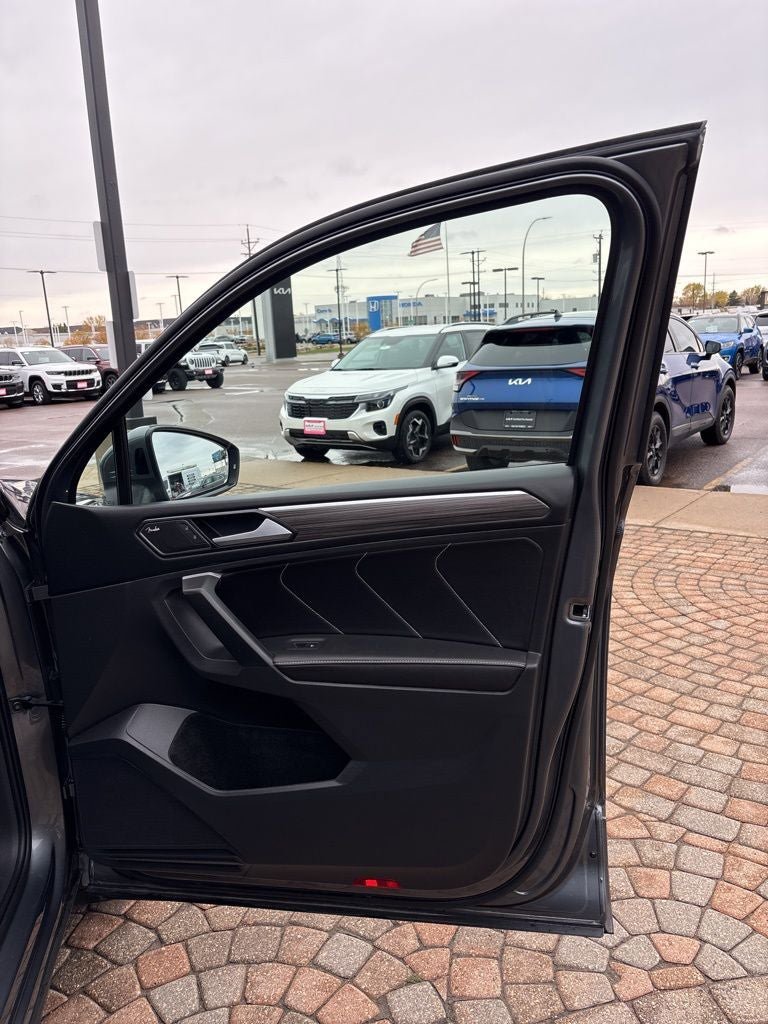 Used 2024 Volkswagen Tiguan SEL R-Line image 32