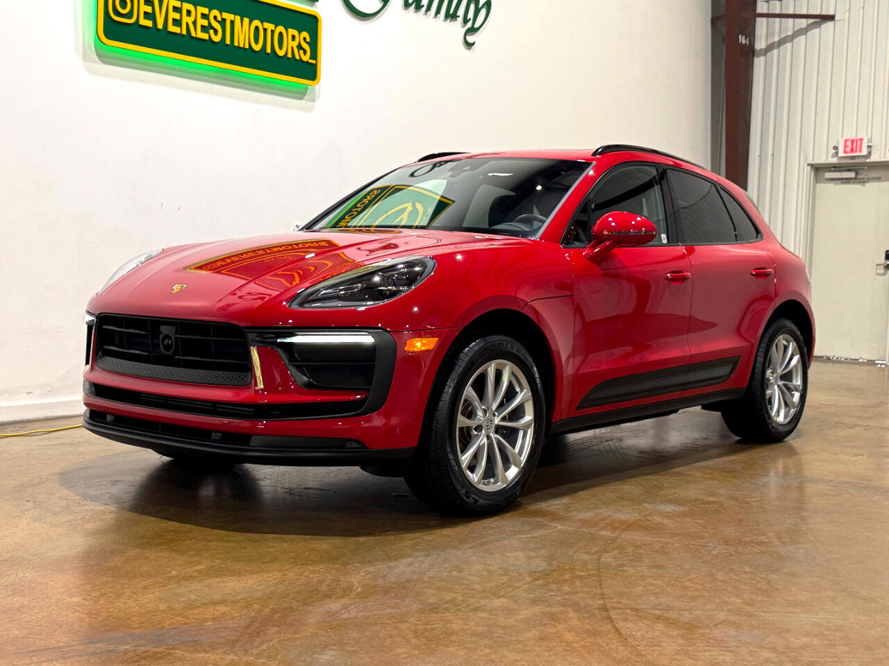 Used 2023 Porsche Macan image 3