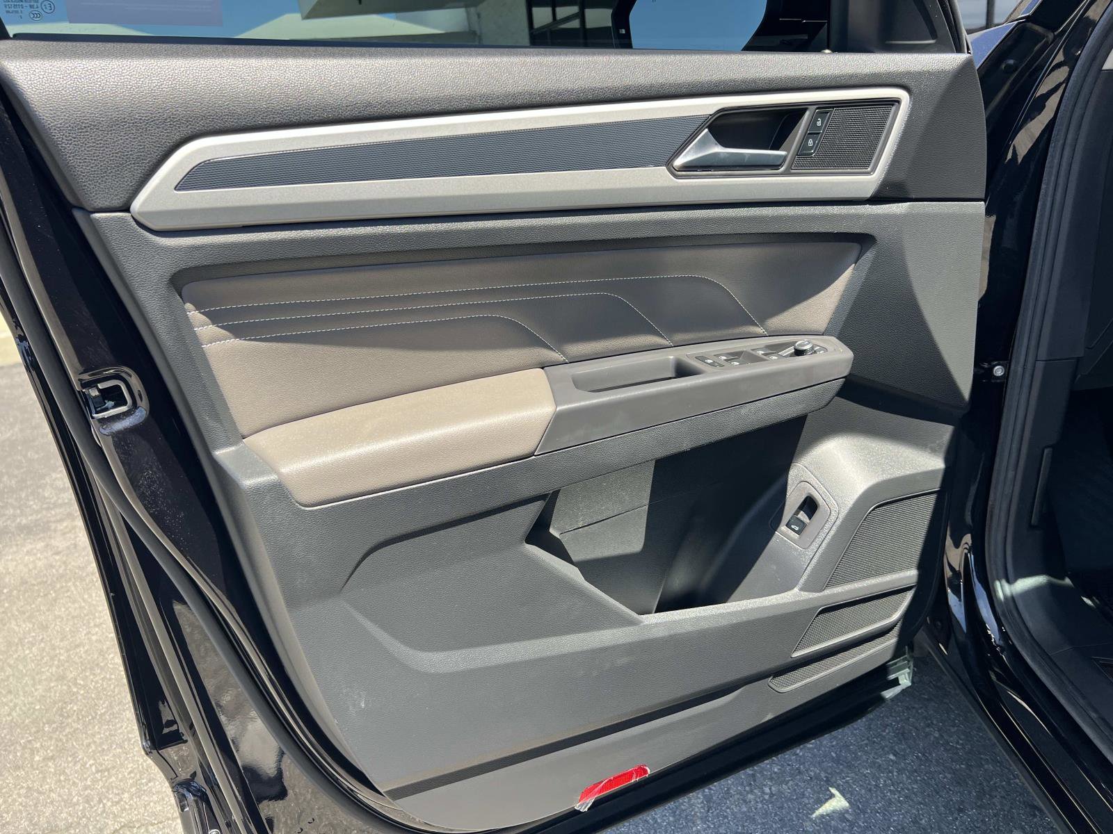 Certified 2023 Volkswagen Atlas SEL R-Line AWD/4WD image 6