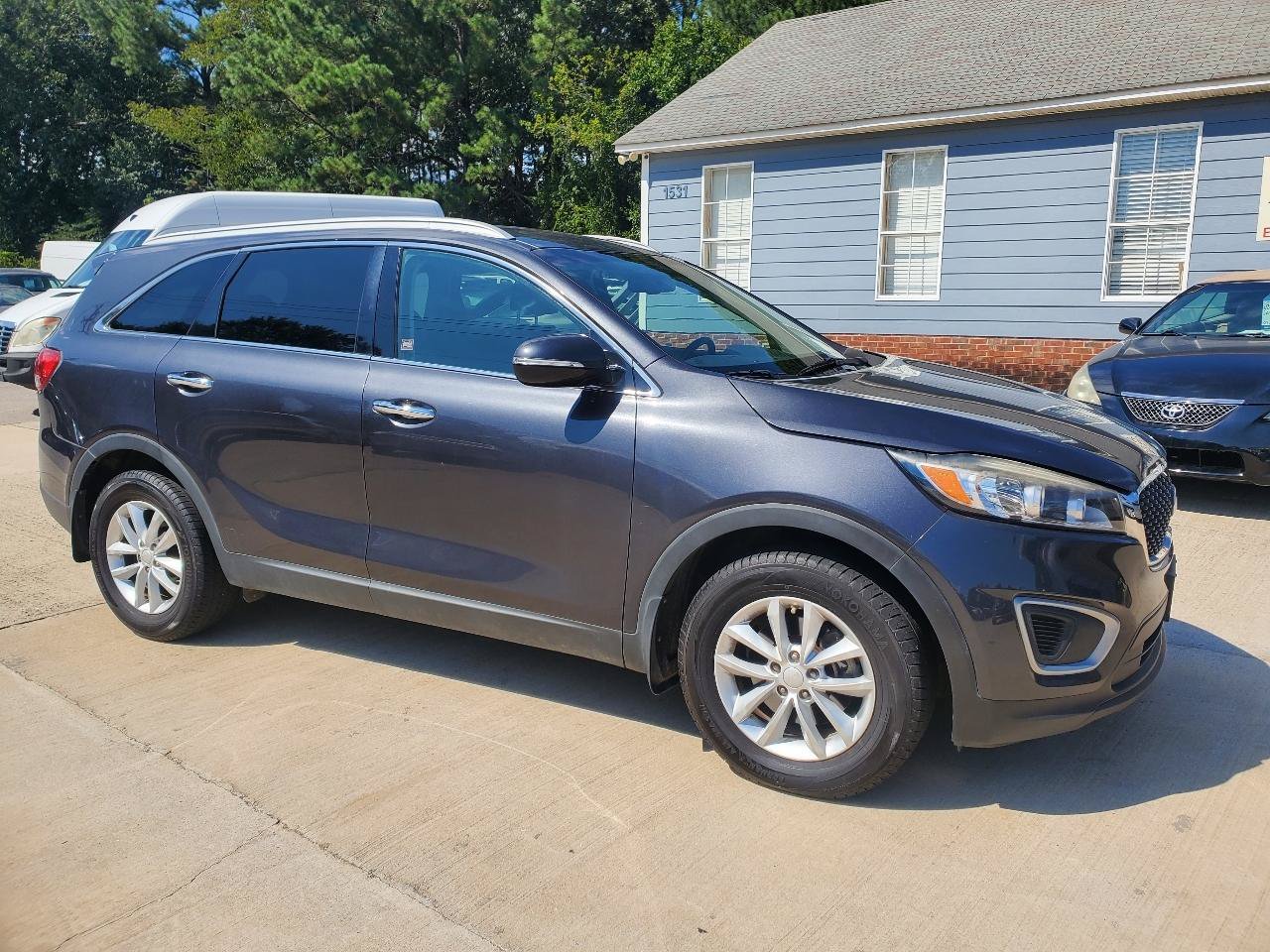 Used 2018 Kia Sorento FWD image 3