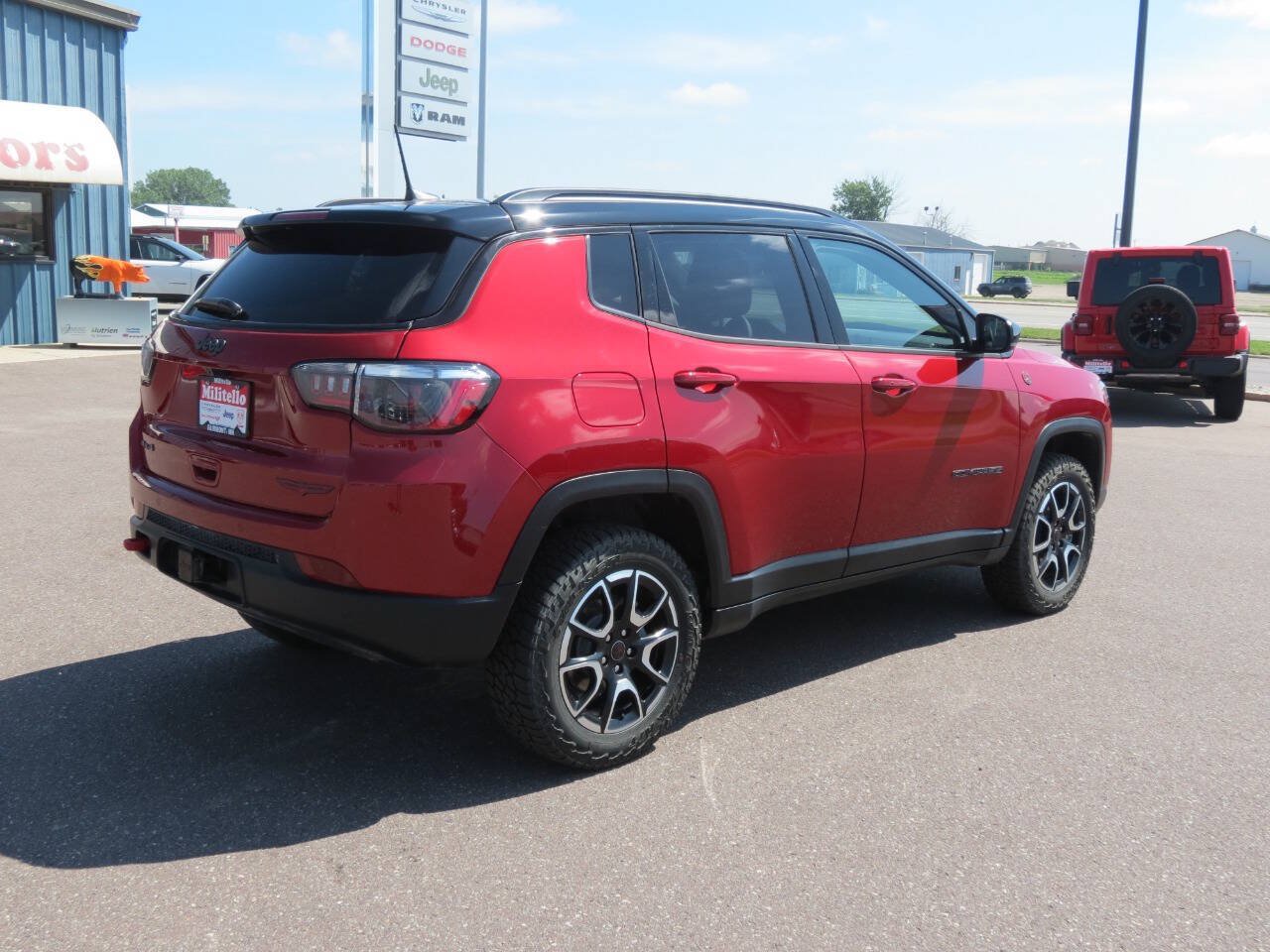 Used 2025 Jeep Compass Trailhawk w/ Trailhawk Convenience Group AWD/4WD image 4