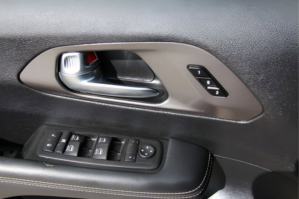 Used 2025 Chrysler Pacifica Select image 20