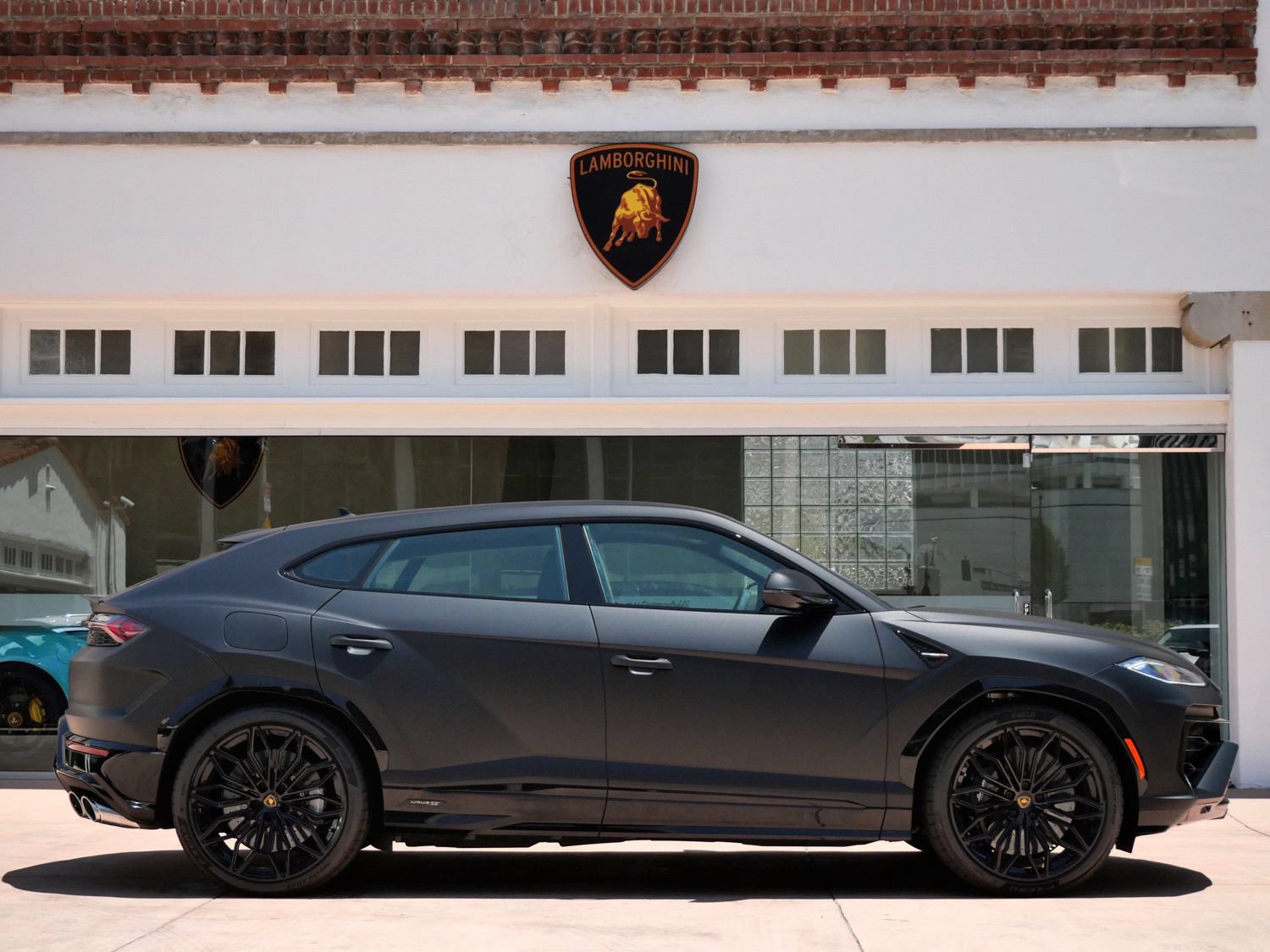 Used 2025 Lamborghini Urus Performante AWD/4WD image 2