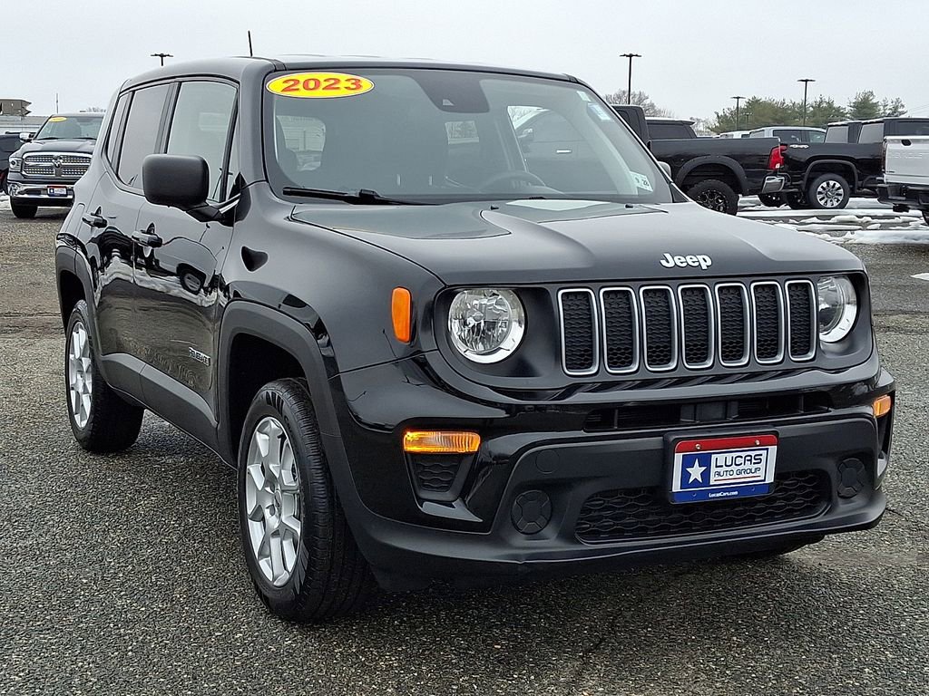 Used 2023 Jeep Renegade Latitude AWD/4WD image 2