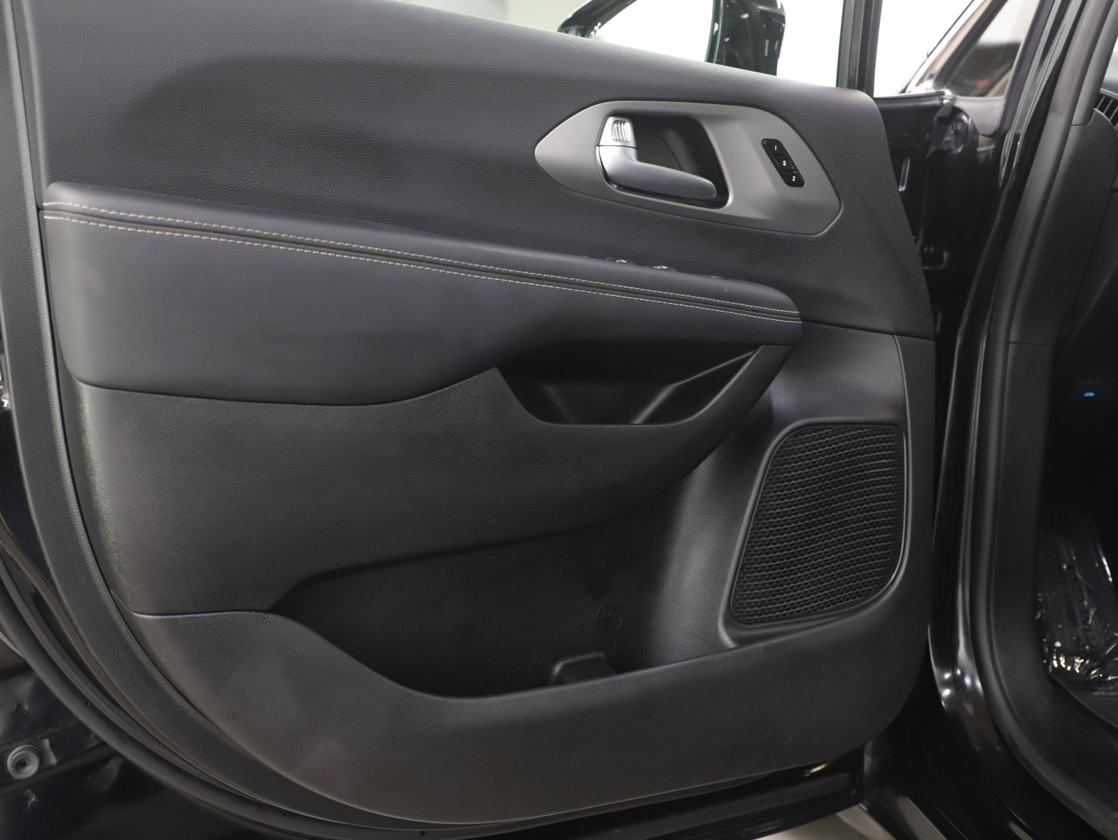 Used 2025 Chrysler Pacifica Select FWD image 22