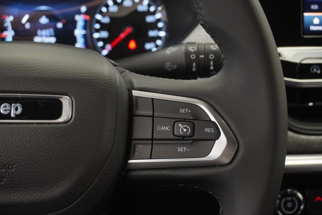 Used 2025 Jeep Compass Latitude AWD/4WD image 38
