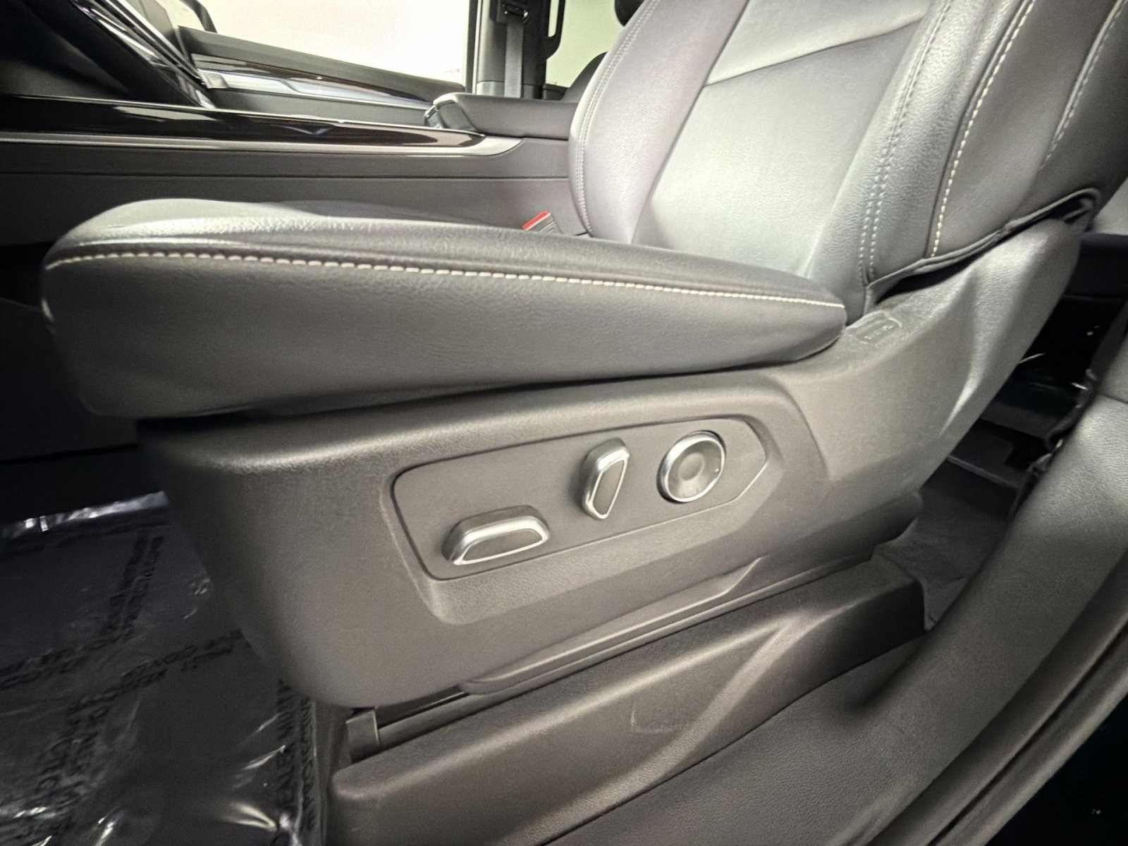 Used 2025 Cadillac Escalade ESV Luxury image 14