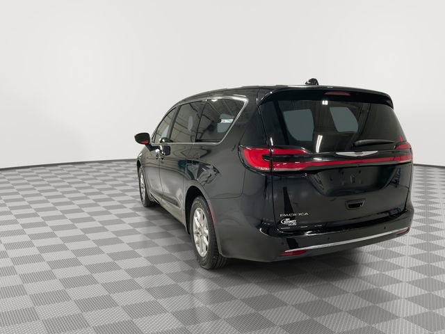 Used 2024 Chrysler Pacifica Touring-L FWD image 8