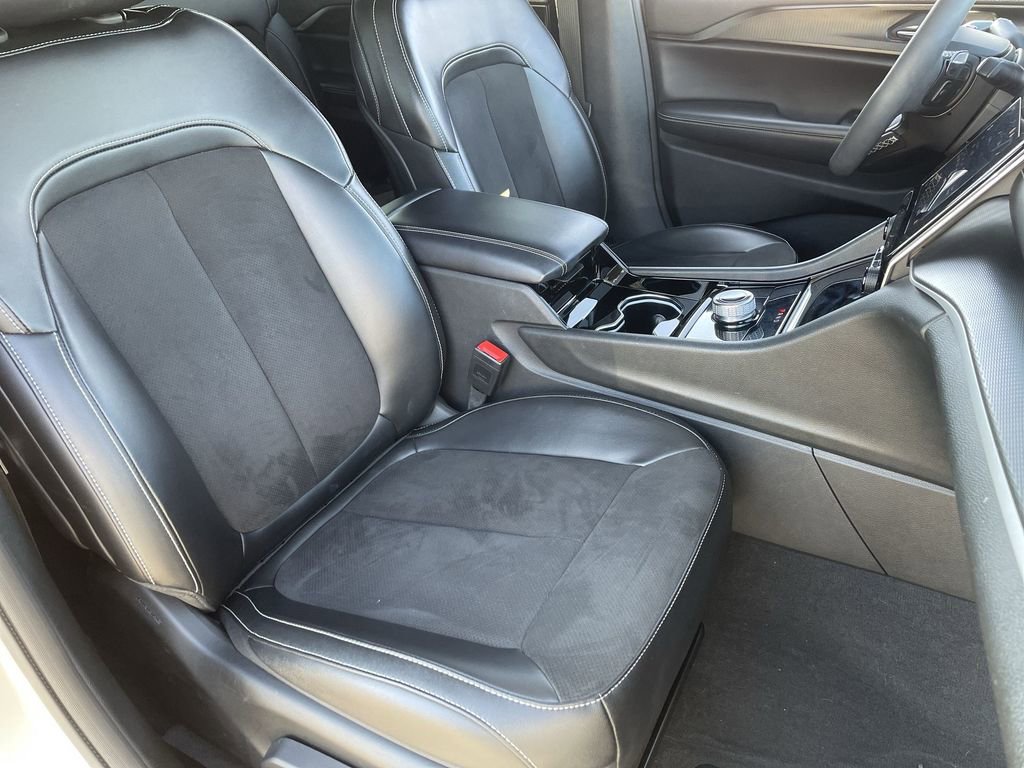 Used 2023 Jeep Grand Cherokee L Laredo image 26