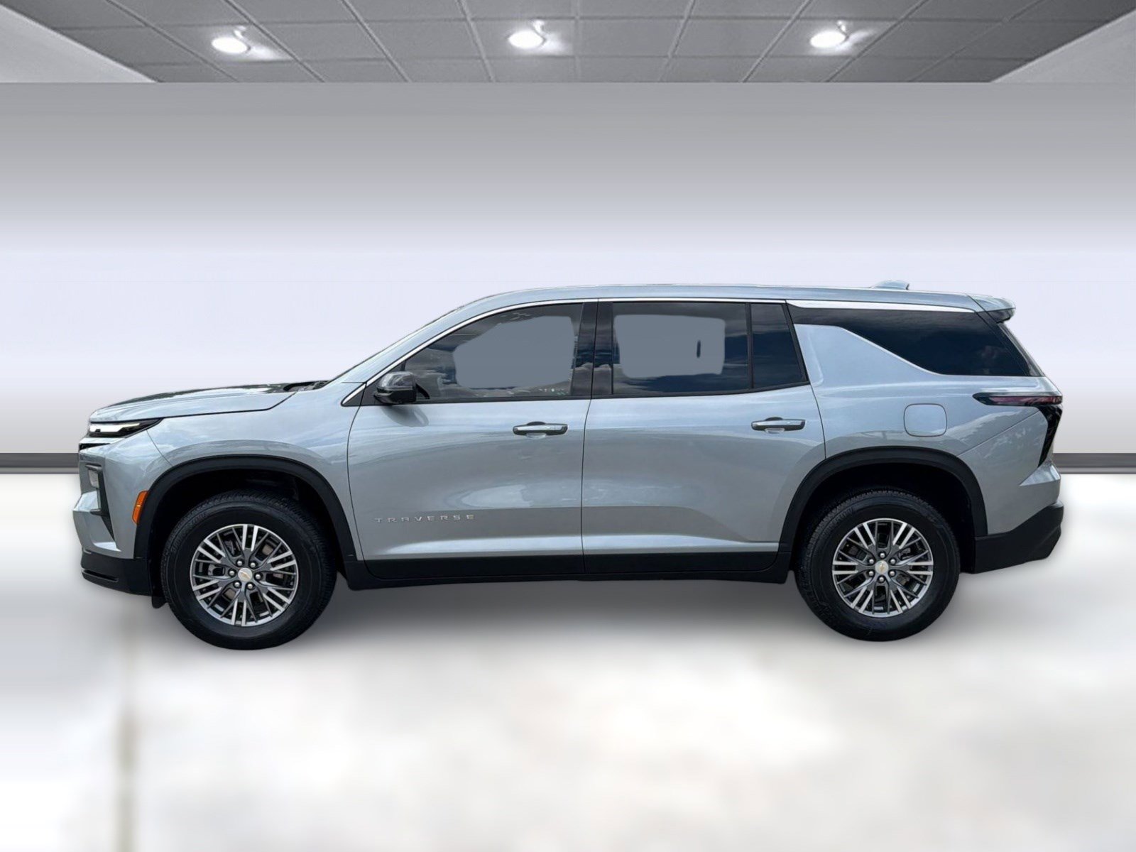 Used 2024 Chevrolet Traverse LS FWD image 2