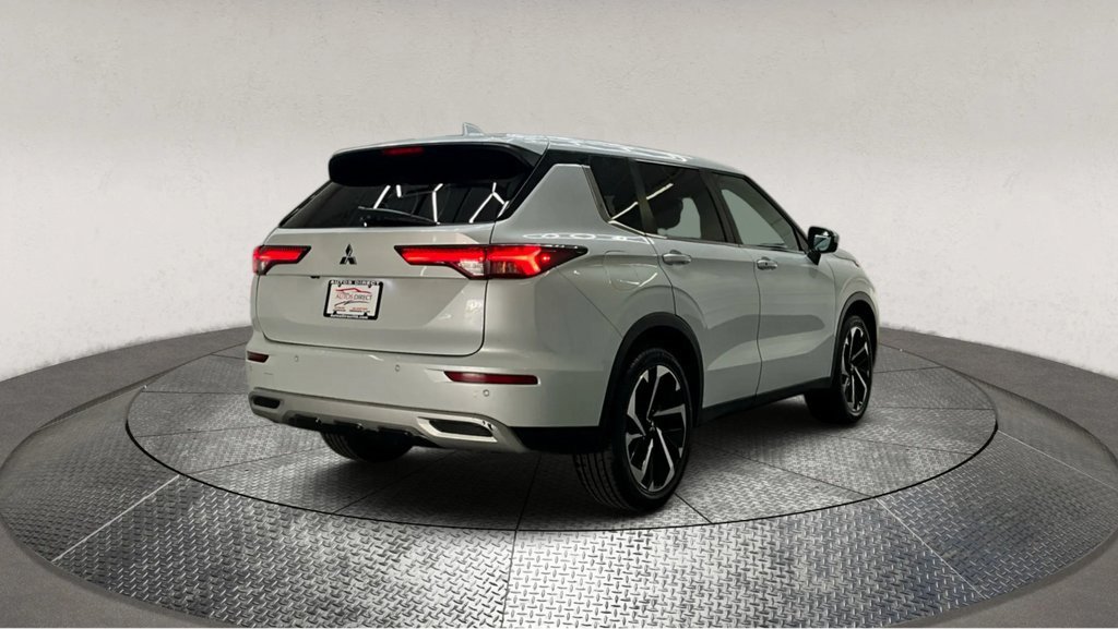 Used 2022 Mitsubishi Outlander SE image 8