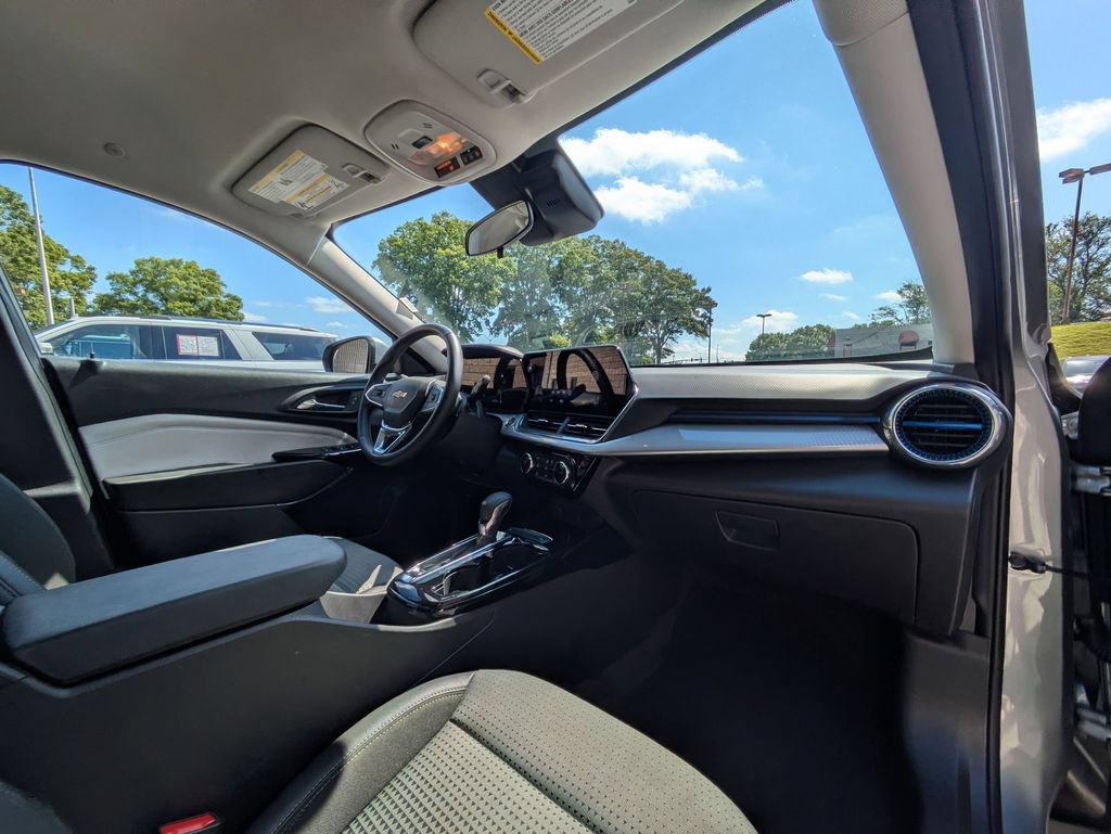 Used 2025 Chevrolet Trax LT w/ LT Convenience Package FWD image 31