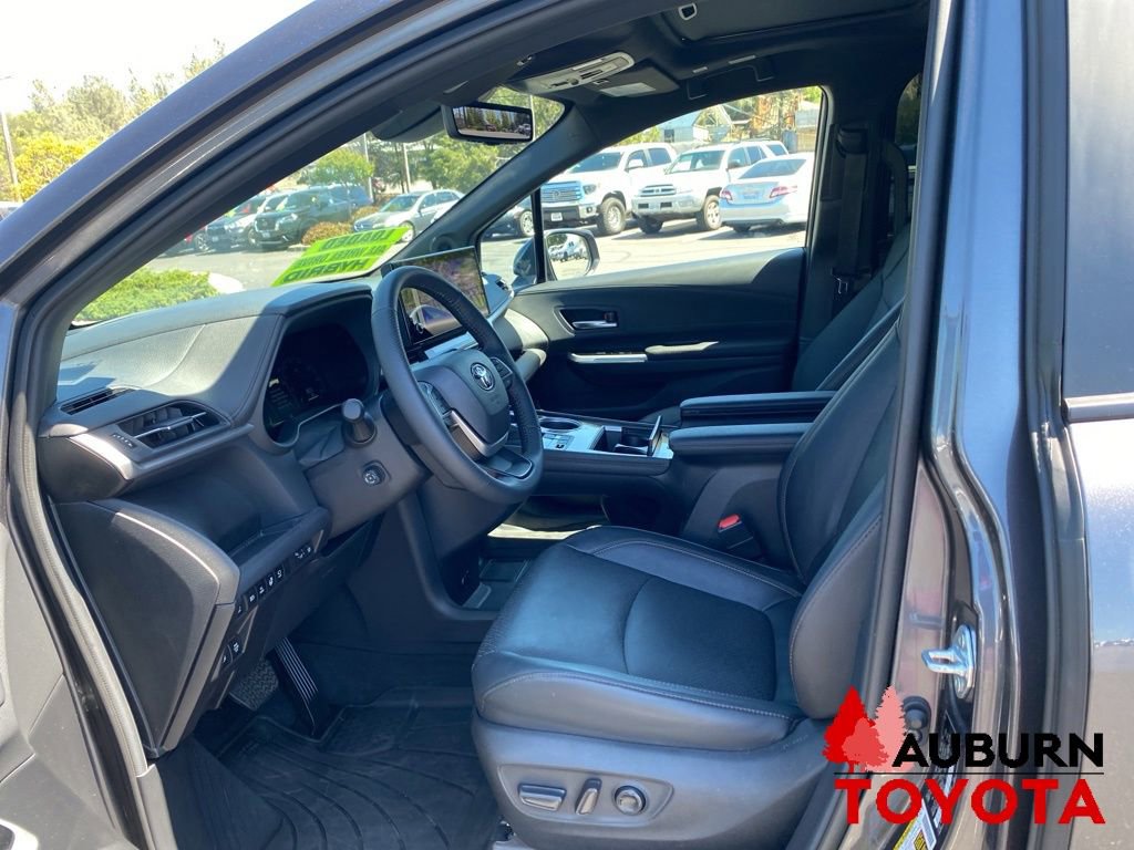 Used 2025 Toyota Sienna Platinum AWD/4WD image 38