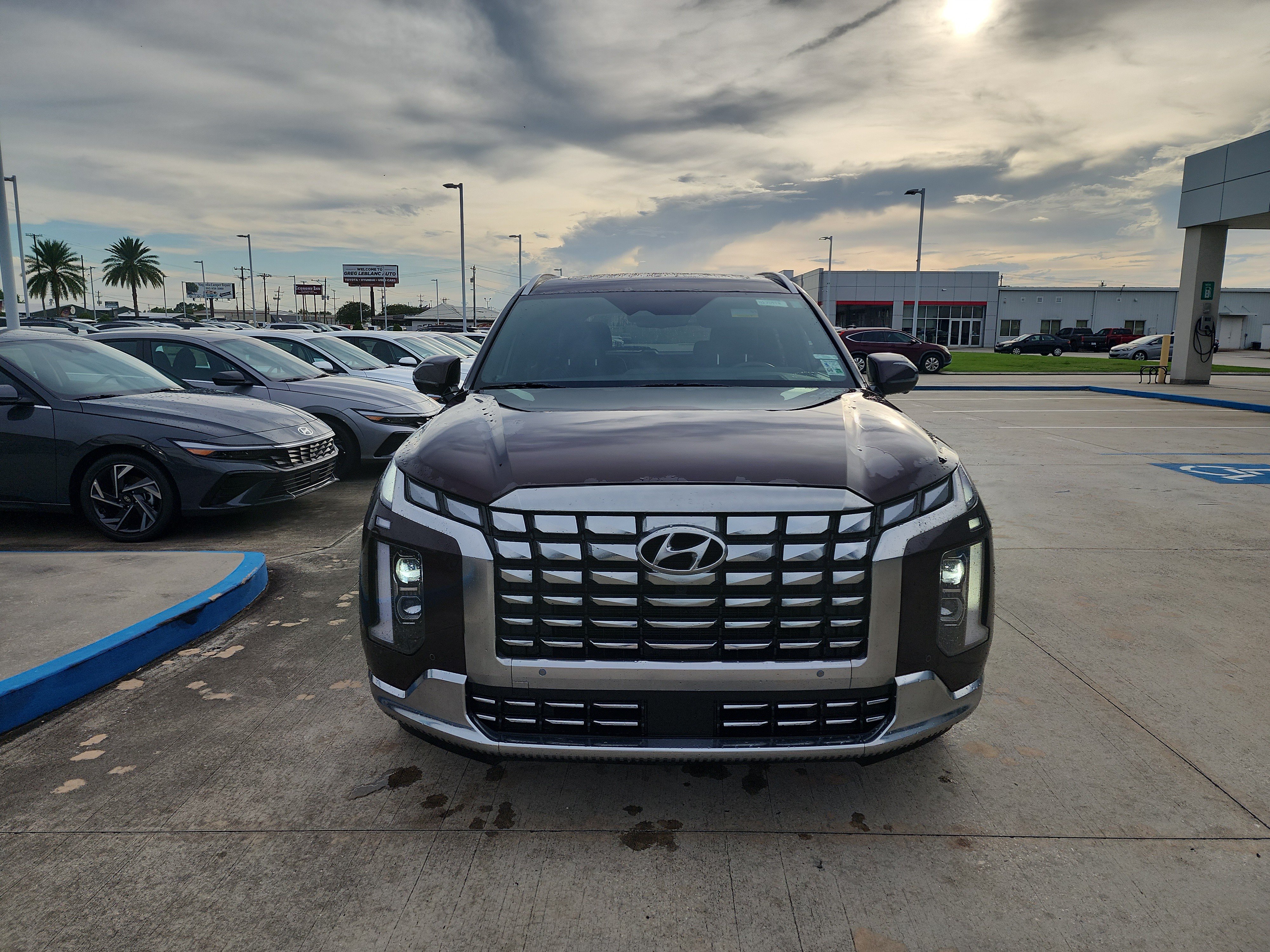 Used 2023 Hyundai Palisade Calligraphy FWD image 2